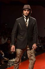 Model walk the ramp for Arjun Khanna at Van Heusen India Mens Week Day 1 on 2nd Sept 2011 (27).JPG